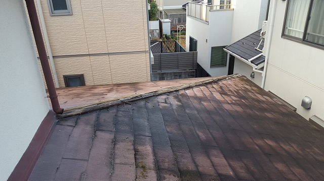 尾張旭市で樹脂製の貫板へ交換し棟板金工事を完了していく様子、棟板金交換のご相談もお任せください！